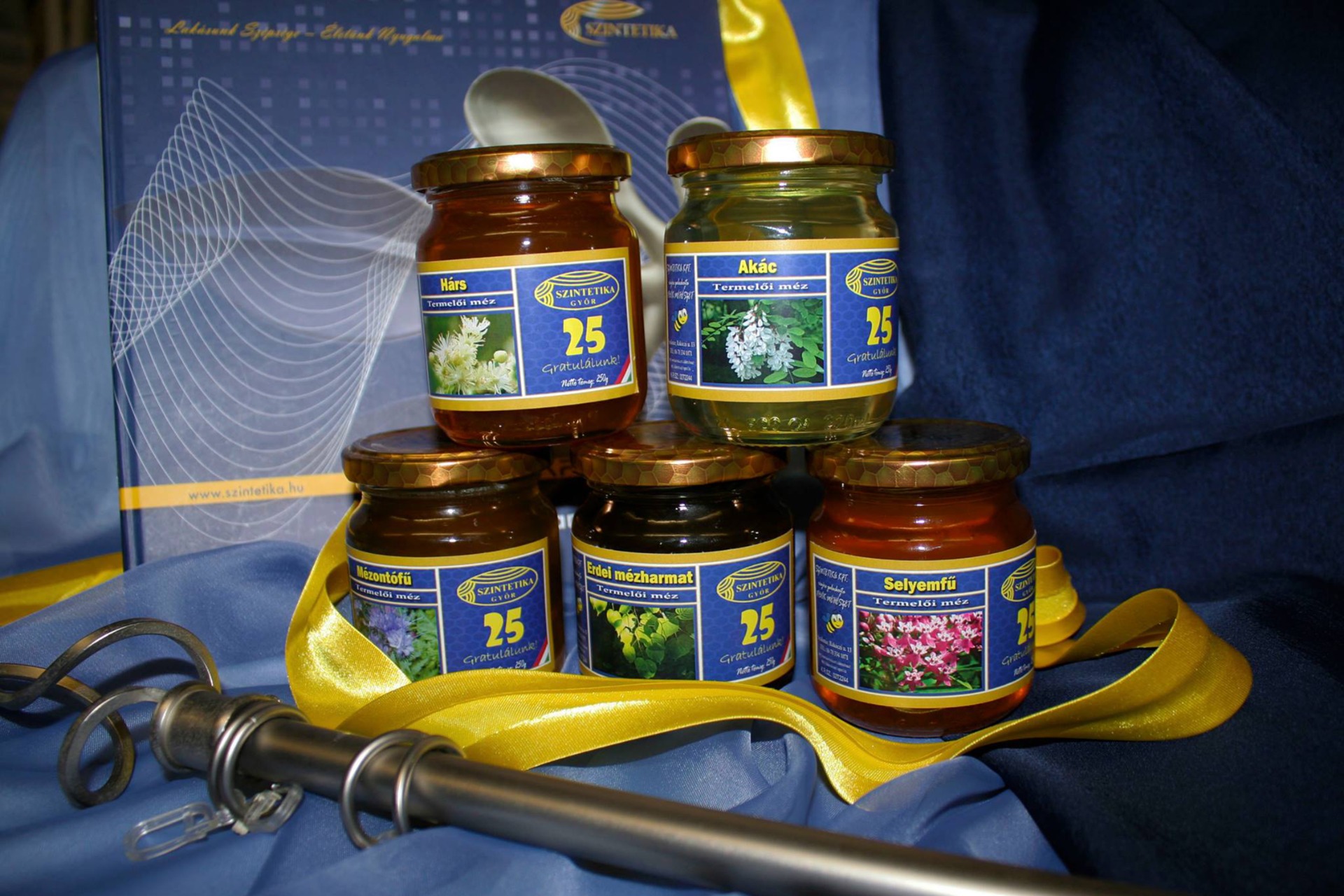 Szintetika Kft. 25. évfordulójára készült egyedi címkézésű ajándékméz válogatás.