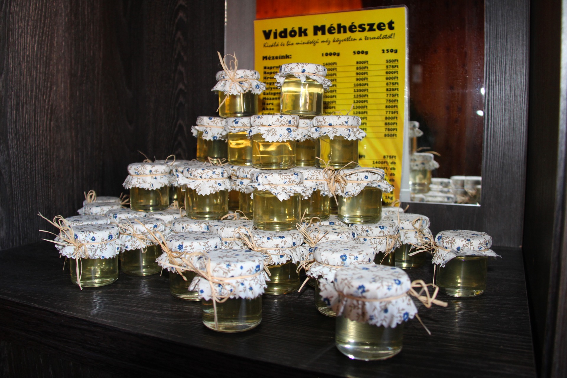 200db 50g-os anyagtetővel és rafiával díszített akác méz esküvői köszönő ajándéknak.