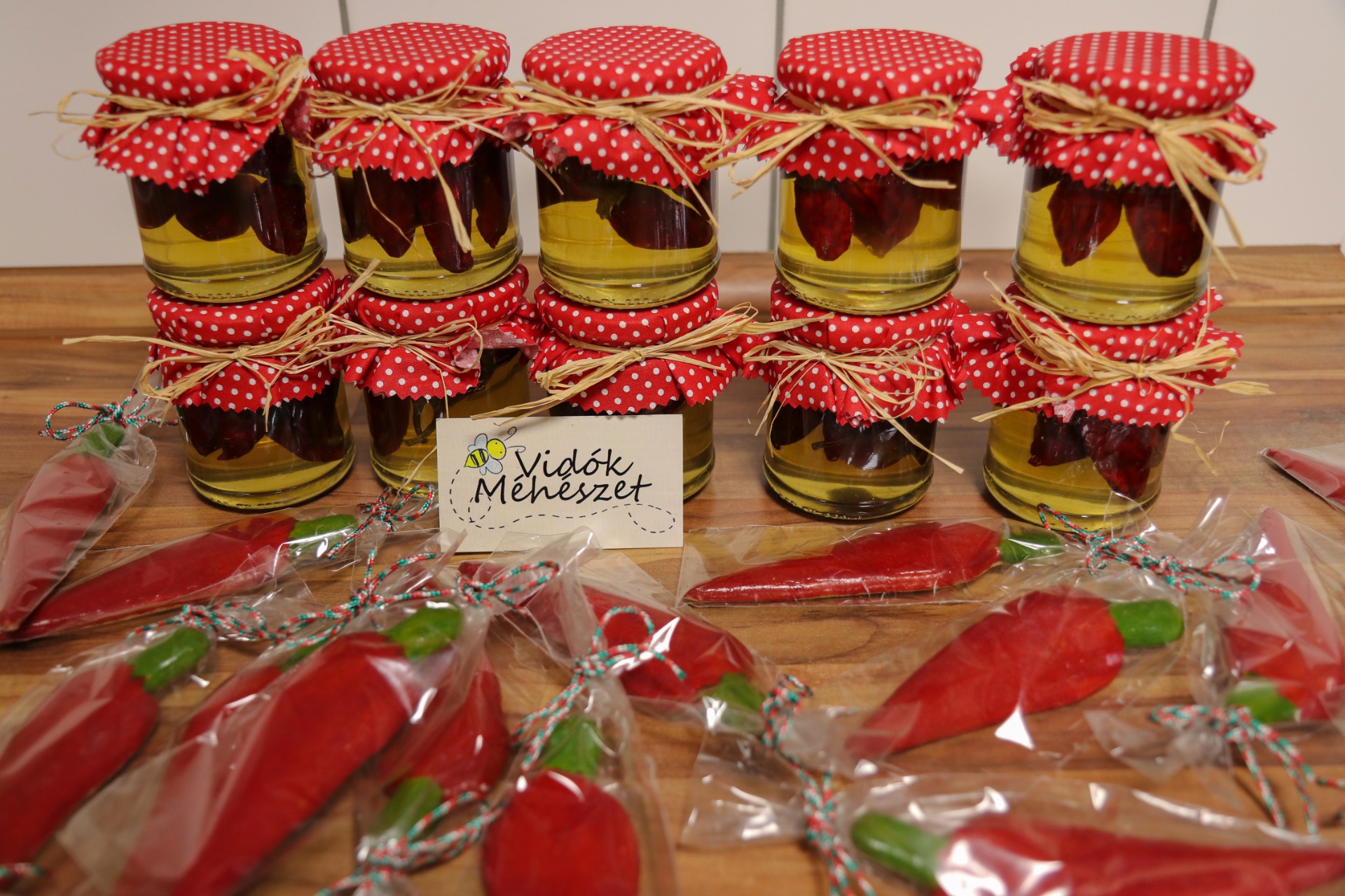  Bakodpuszta Idegenforgalmi Centrum részére készült egyedi termékek. Szárított erős kalocsai fűszerpaprika nógrádi akácmézben, pöttyös anyagtetővel és rafiával, mézeskalács paprikákkal fűszerezve!