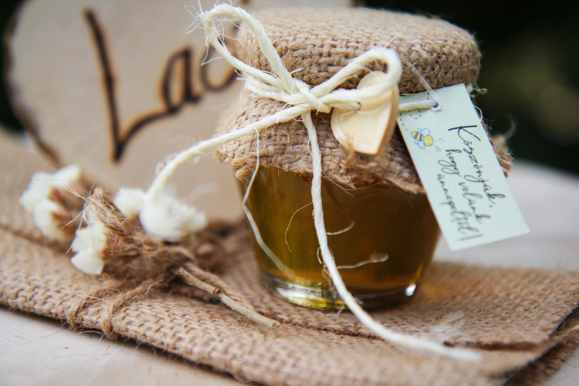 Esküvői köszönőajándék 120g-os zselici hárs méz kis fa szívvel, egyedi köszönő kártyával, zsákvászon tetővel, natúr zsinórral kötve a MI nagy napunkon! :)