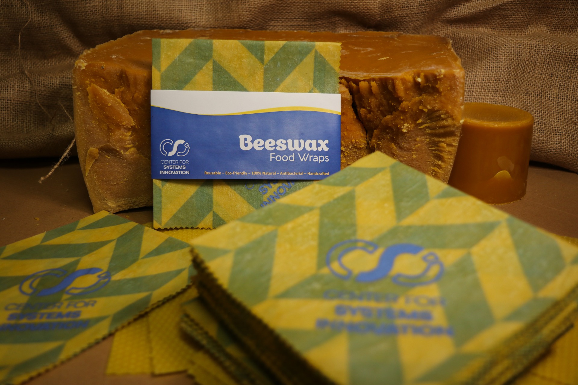 50db egyedi anyagból, szitanyomással készült céges logoval ellátott méhviaszos kendő, a Center For System Innovation cégnek. A szitanyomást, a tetszőleges anyagot, az angol nyelvű csomagolást és használati leírást mind mi intéztük. 