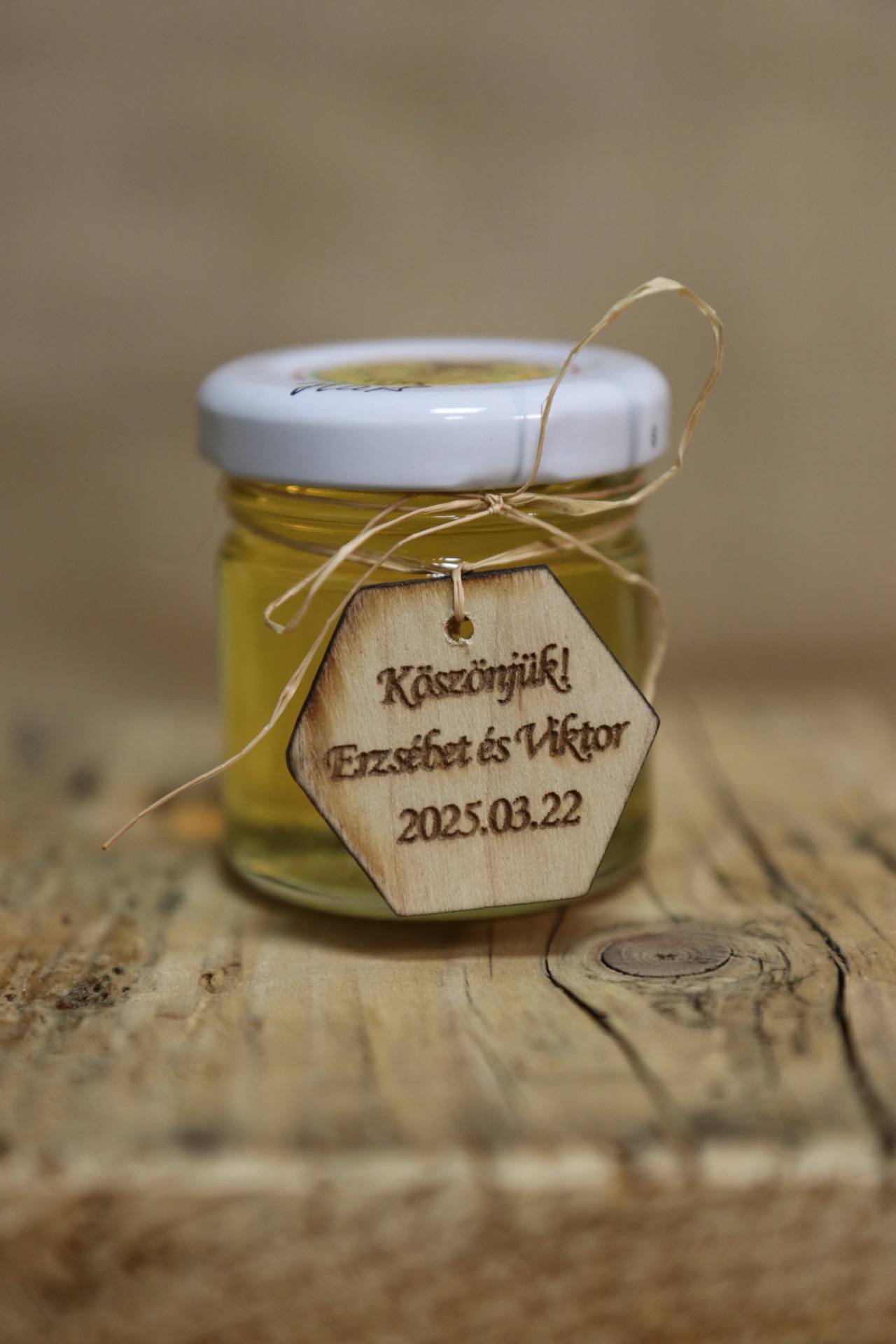 Esküvői köszönő ajándék, akác méz 50g-os üvegben, egyedi névre szóló  pirogravírozott dekoratív fa lapkával, rafiával átkötve. 