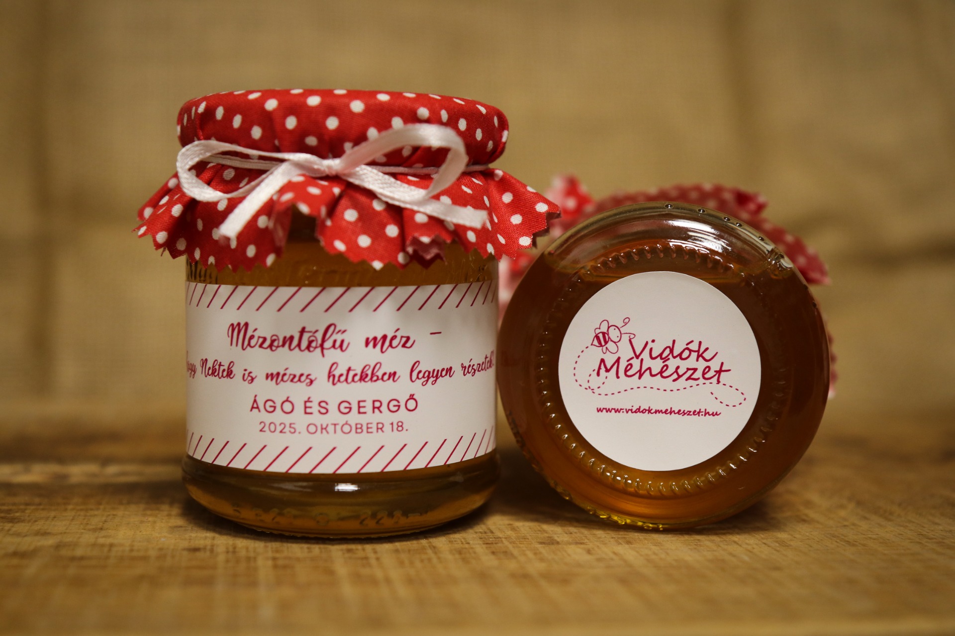 70db esküvői köszönő ajándék, 250g-os mézontófű méz egyedi címkékkel és szaténszalagos anyagtetővel. Te csak add le a rendelést, mi megcsináljuk a tervezéstől a kivitelezésig